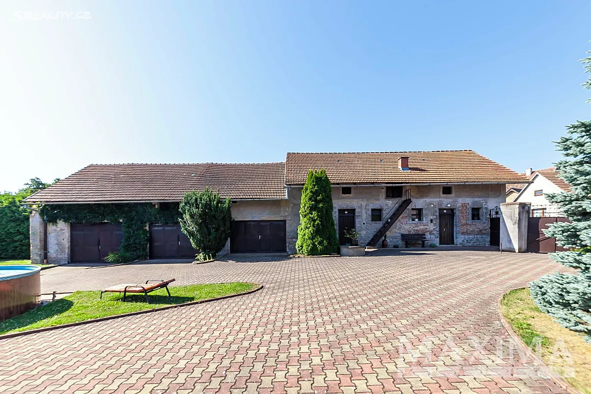 Prodej rodinného domu 340 m², pozemek 4800 m² – pohled 4