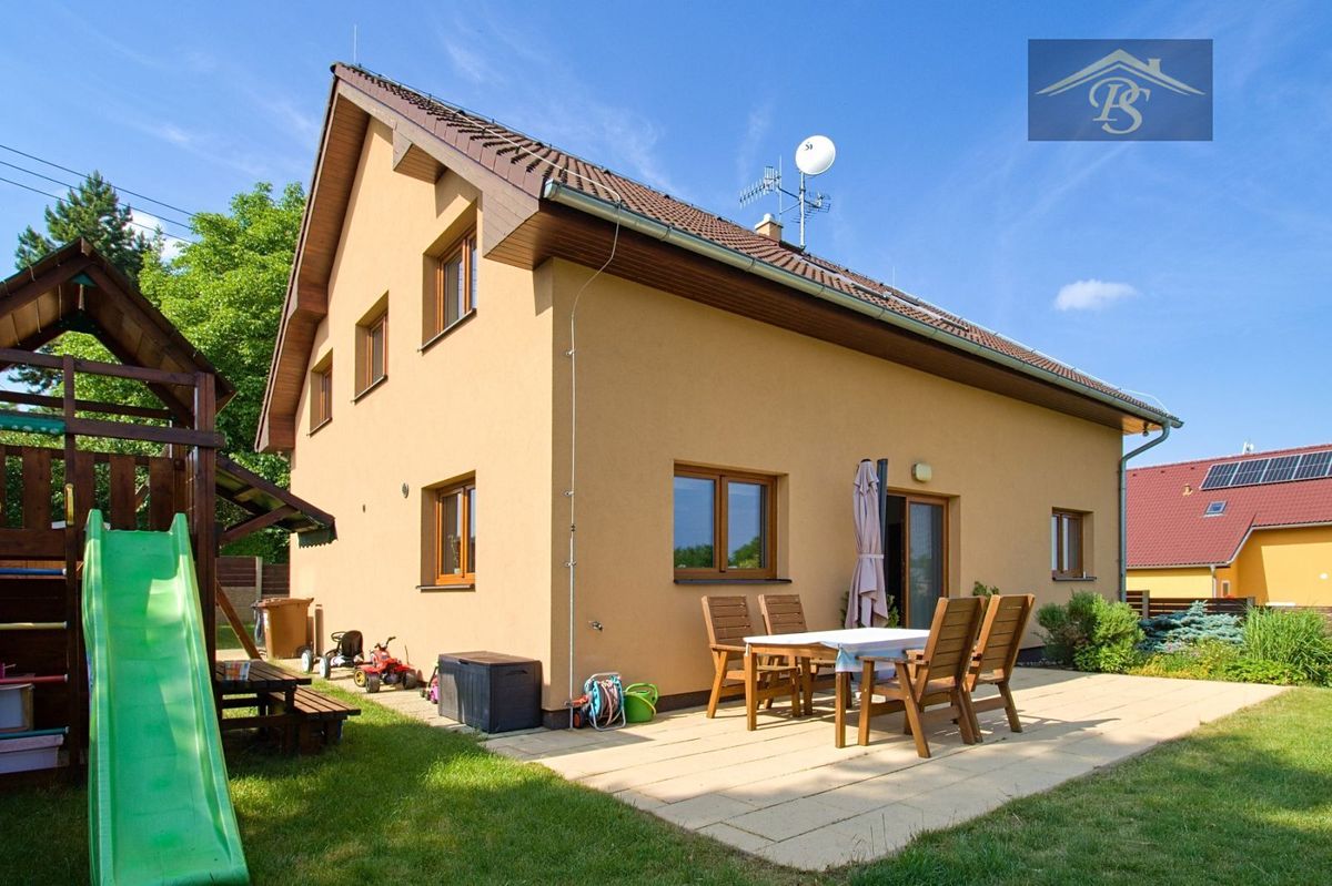 Prodej rodinného domu 186 m², pozemek 438 m²