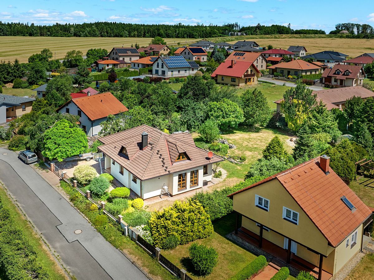 Prodej rodinného domu 180 m², pozemek 900 m² – fotografie 2