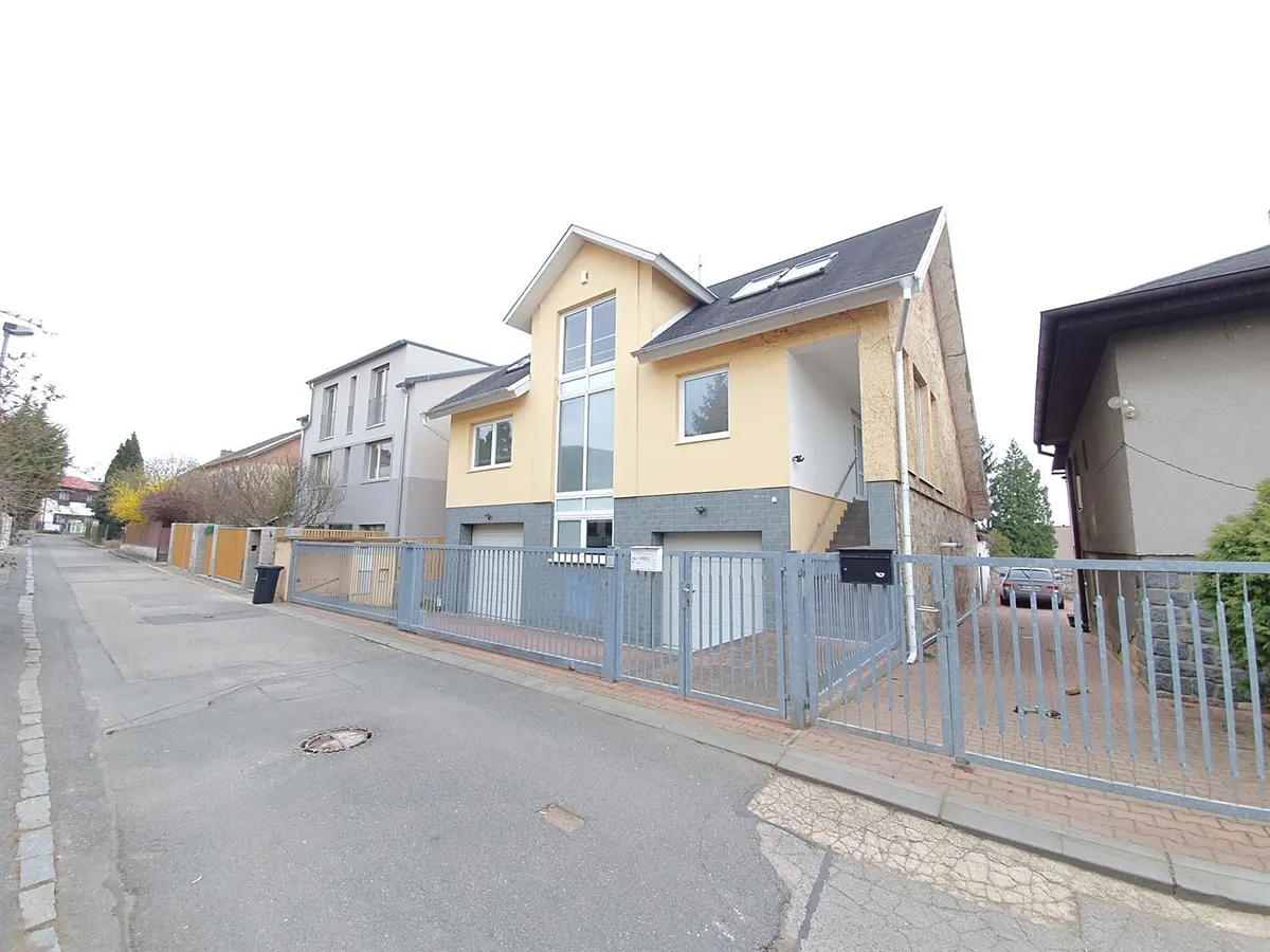 Pronájem rodinného domu 300 m², pozemek 310 m², Praha