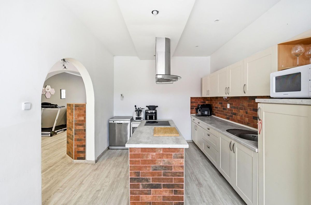 Prodej rodinného domu 250 m², pozemek 204 m² – fotografie 4