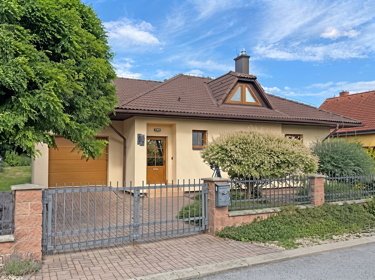 Prodej rodinného domu 180 m², pozemek 900 m² – fotografie 4