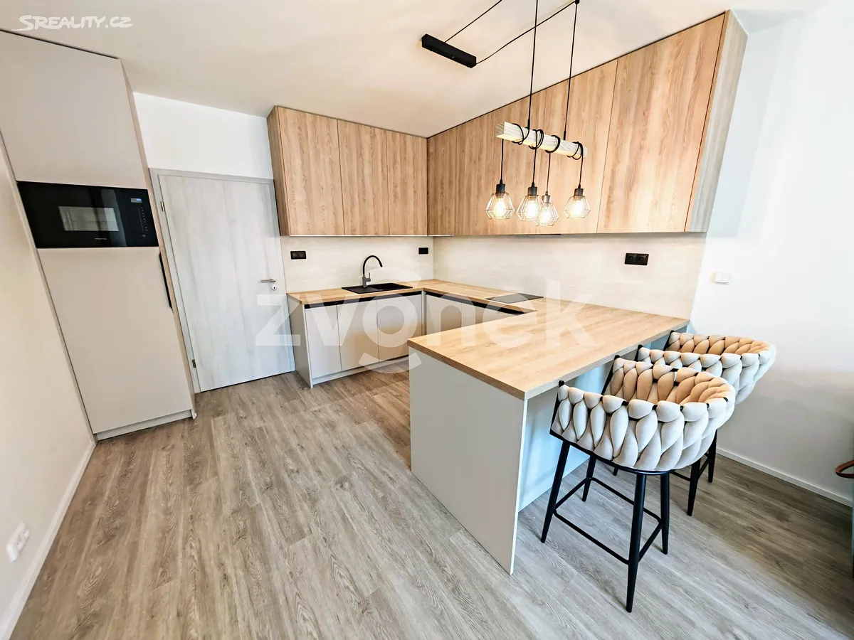 Pronájem bytu 1+kk 37 m² – pohled 3