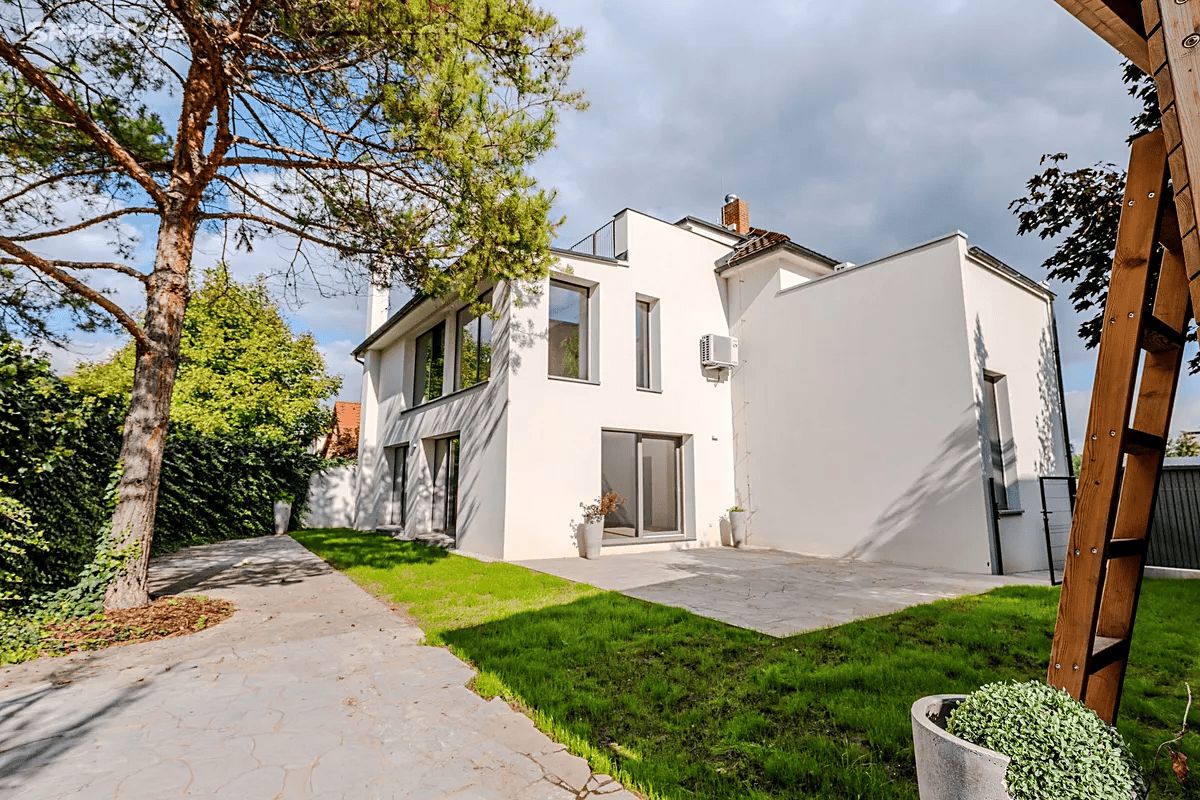 Prodej vily 334 m², pozemek 518 m² – fotografie 2