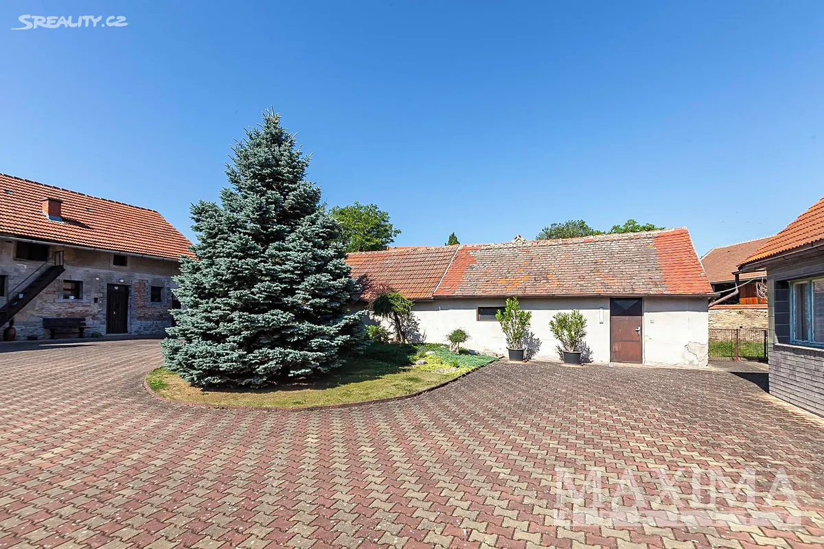 Prodej rodinného domu 340 m², pozemek 4800 m² – pohled 5