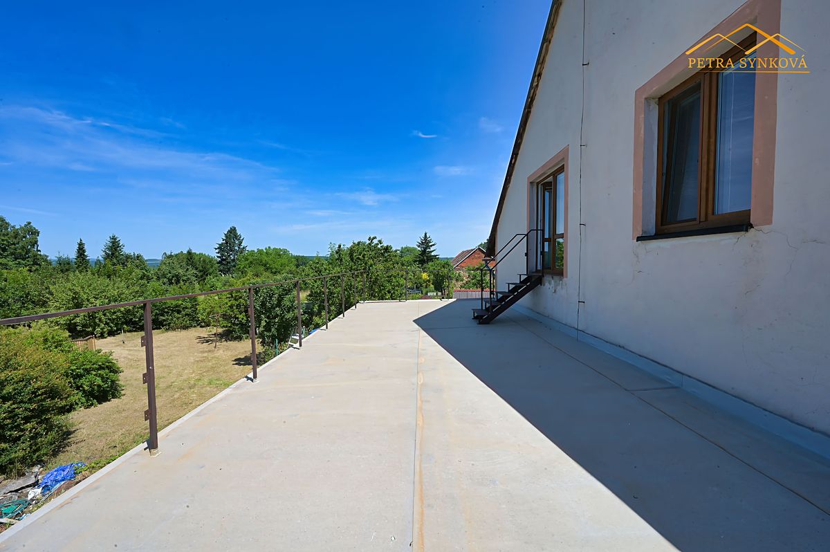 Prodej rodinného domu 254 m², pozemek 1374 m² – fotografie 4