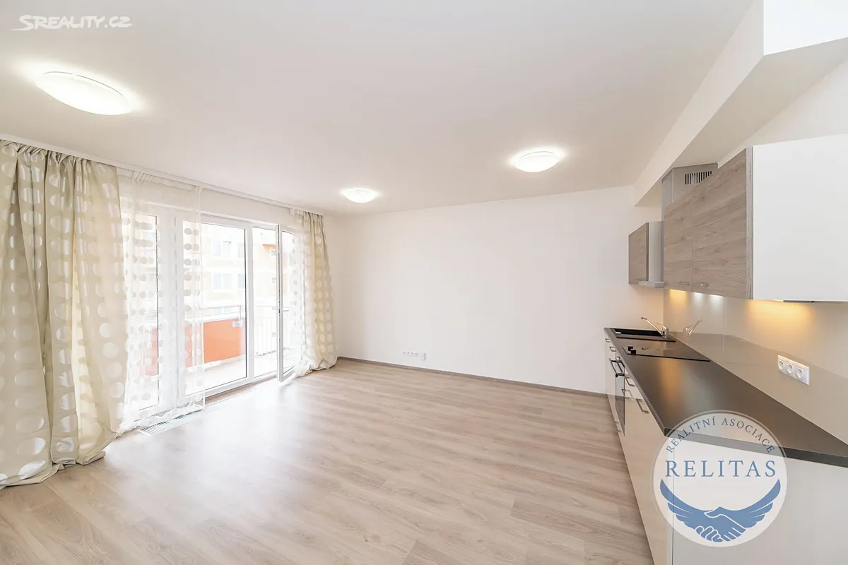 Pronájem bytu 1+kk 34 m² – pohled 2