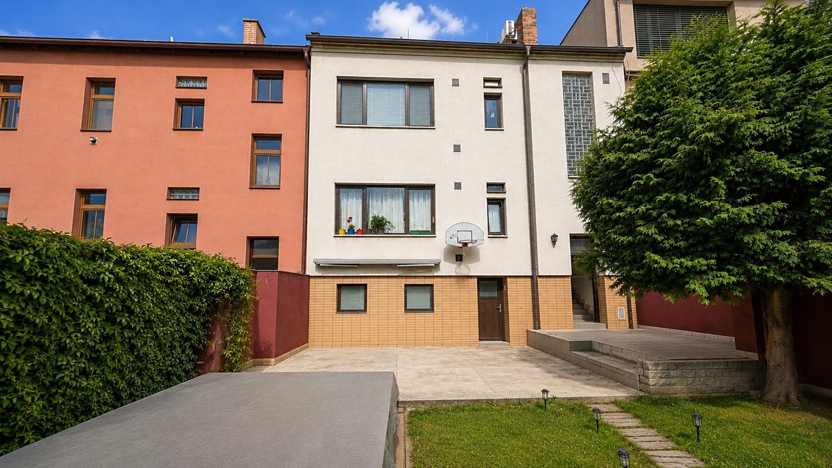 Prodej rodinného domu 294 m², pozemek 383 m² – fotografie 3