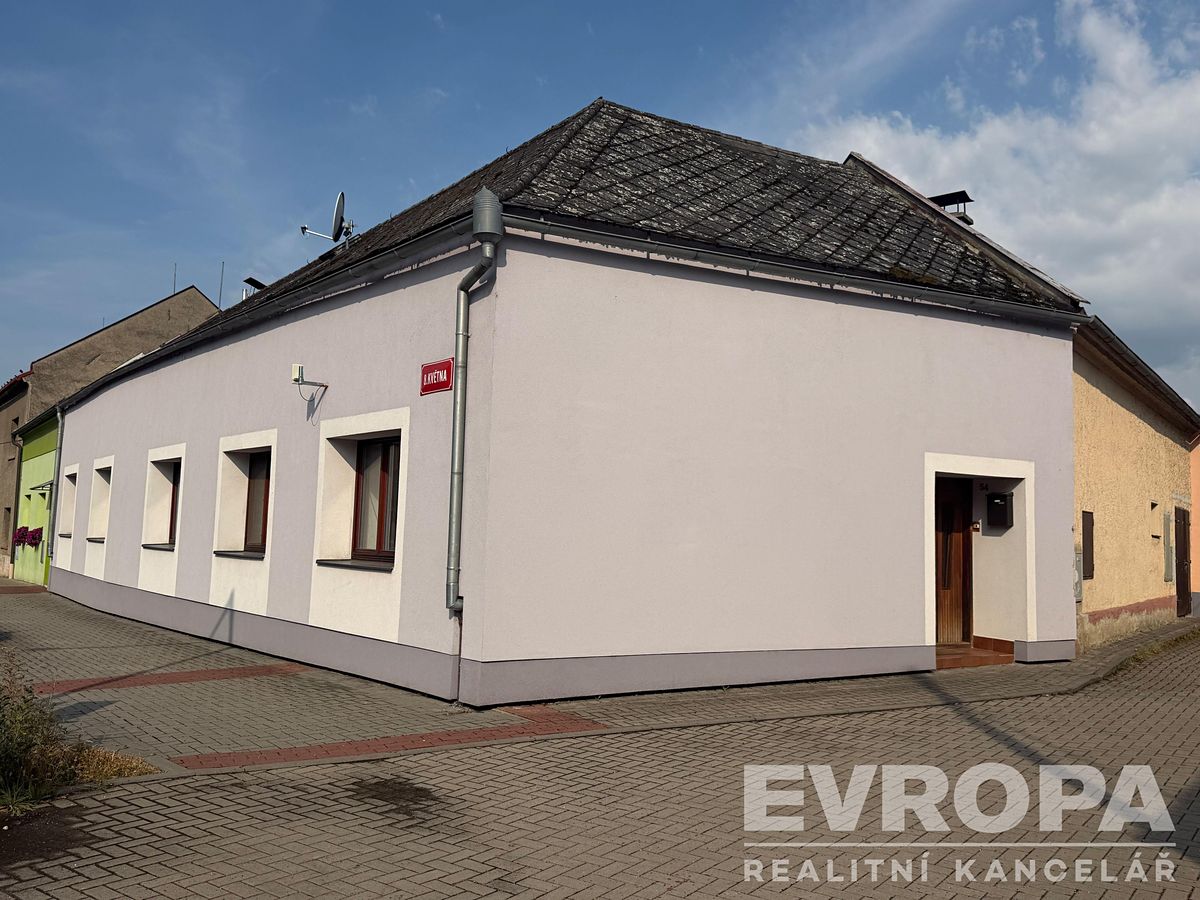 Prodej rodinného domu 237 m², pozemek 333 m² – fotografie 2