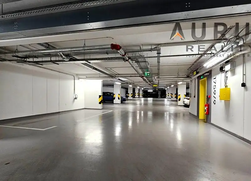Pronájem garážového stání 15 m², Praha – náhled fotky 3