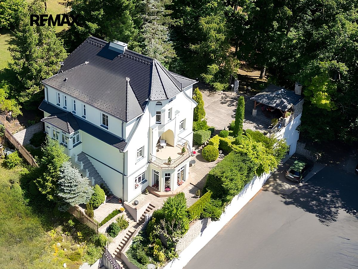 Prodej rodinného domu 321 m², pozemek 1995 m²