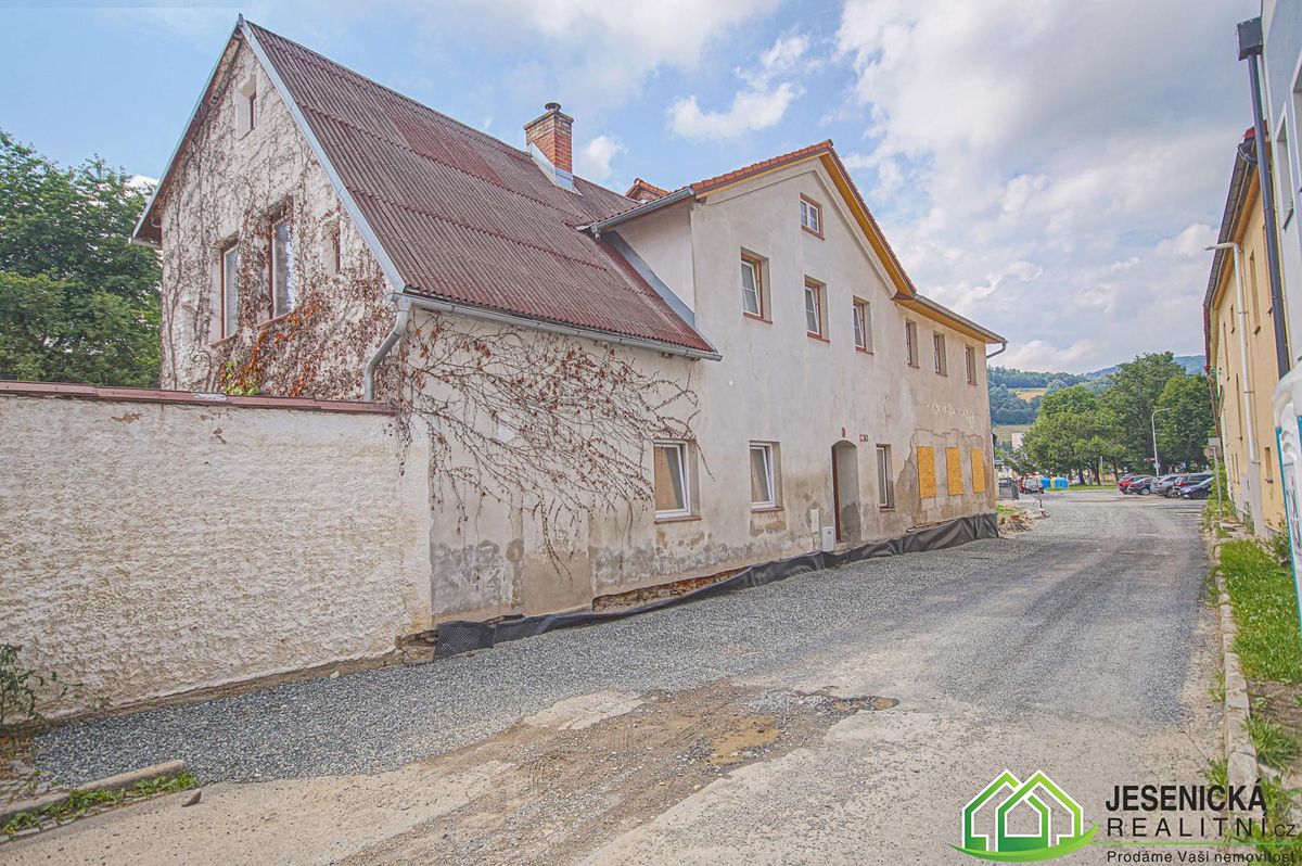 Prodej rodinného domu 190 m², pozemek 957 m² – fotografie 2
