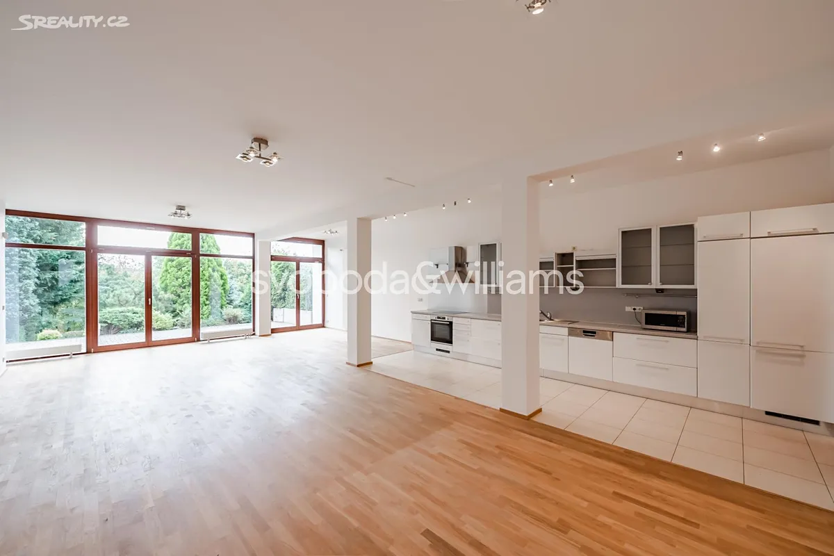 Pronájem rodinného domu 360 m², pozemek 857 m², Praha