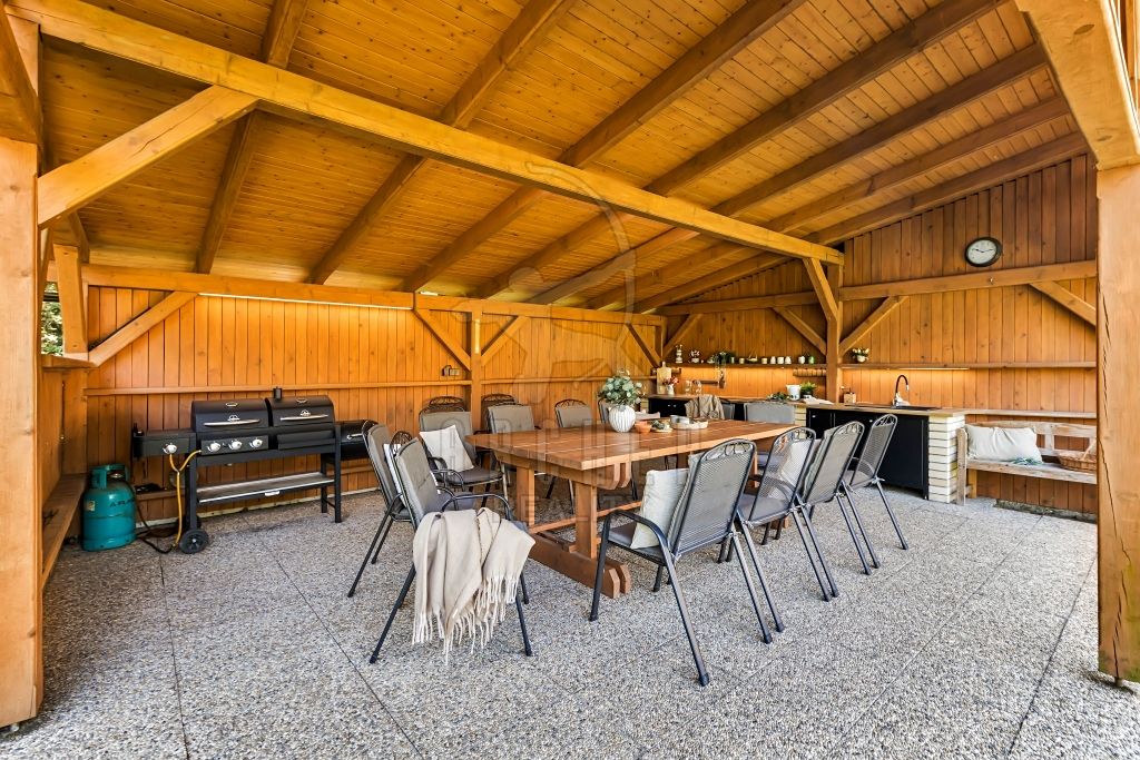 Prodej rodinného domu 223 m², pozemek 2579 m² – fotografie 2