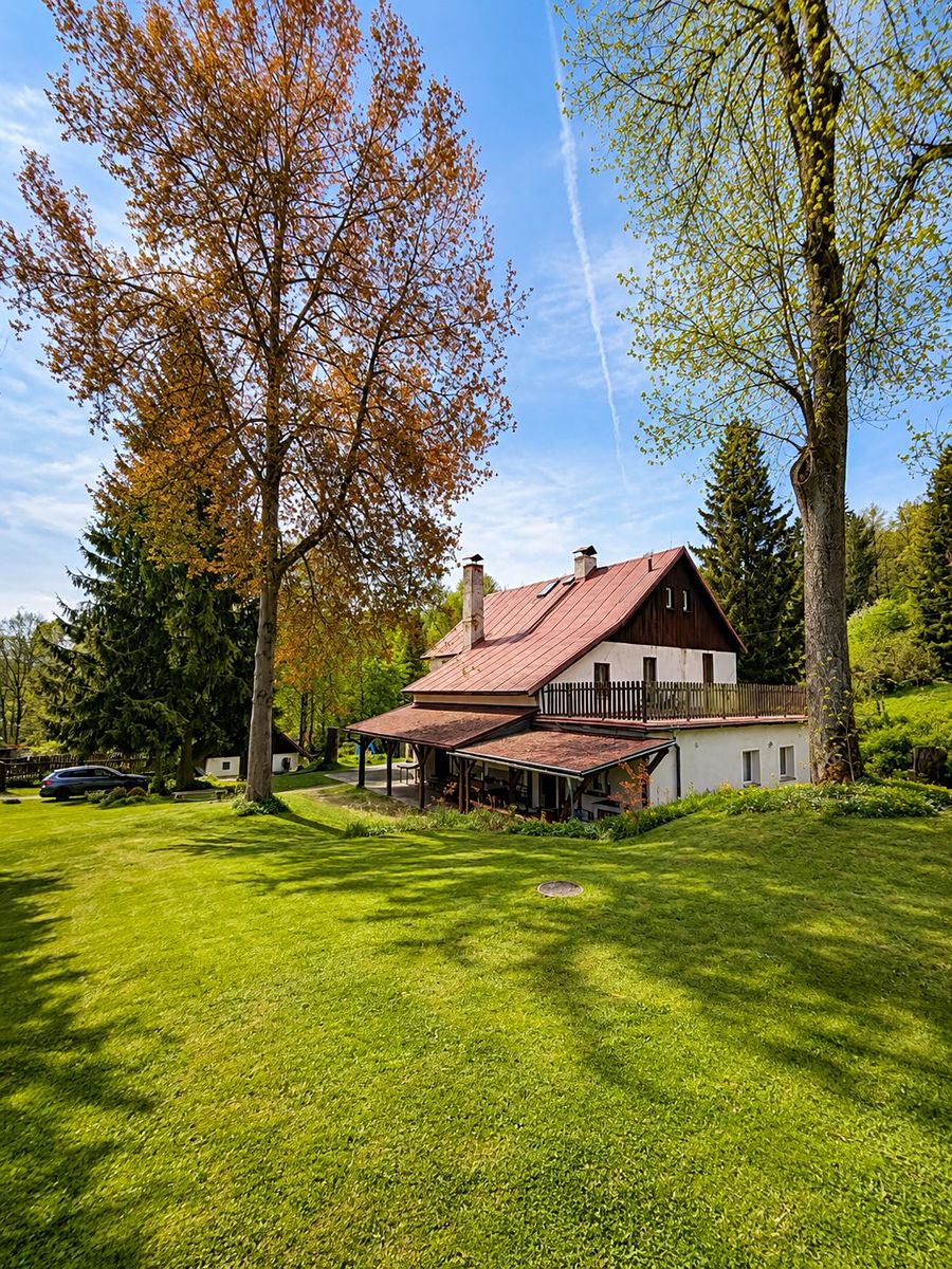 Prodej rodinného domu 360 m², pozemek 1604 m² – fotografie 2