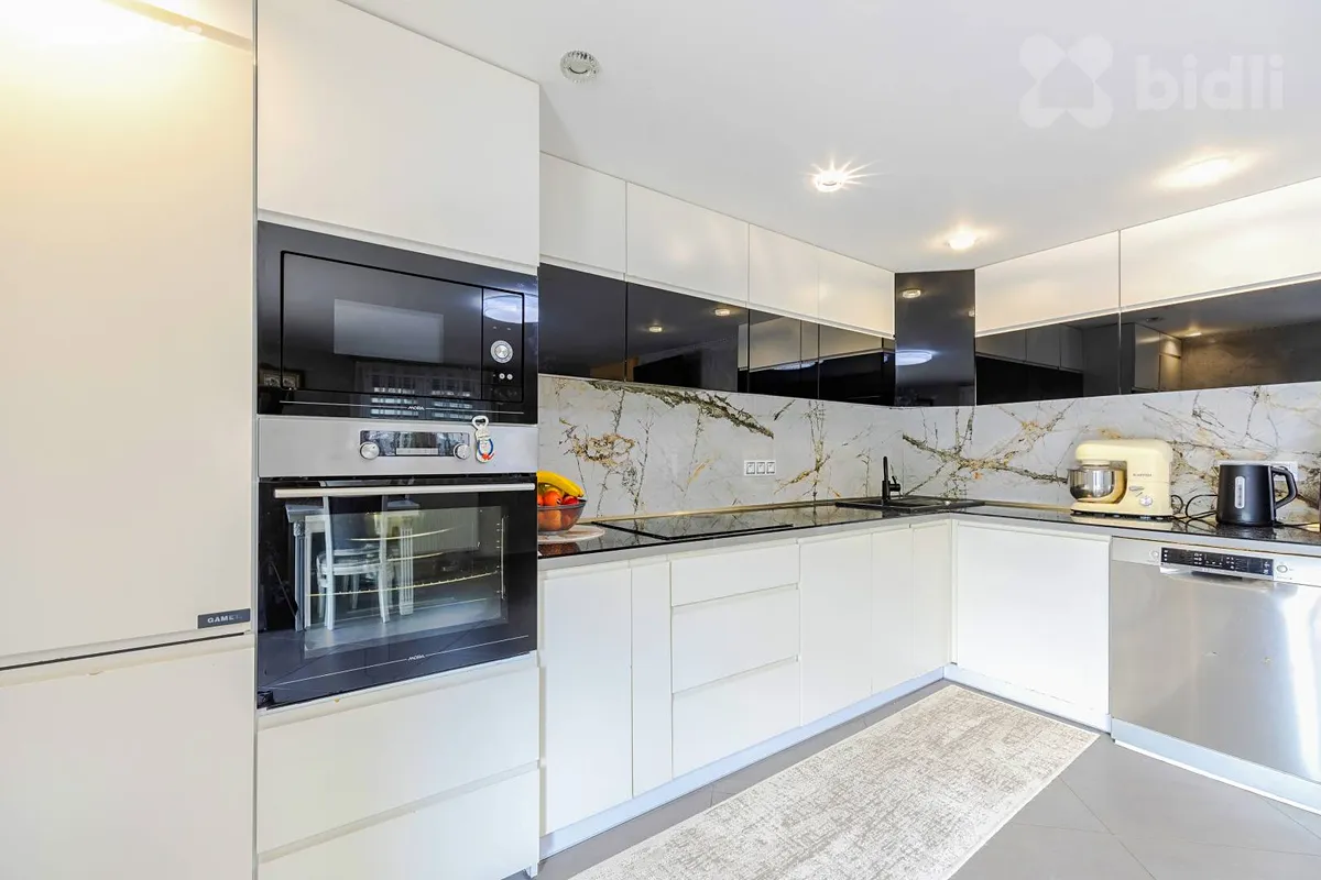 Prodej rodinného domu 220 m², pozemek 795 m² – pohled 2