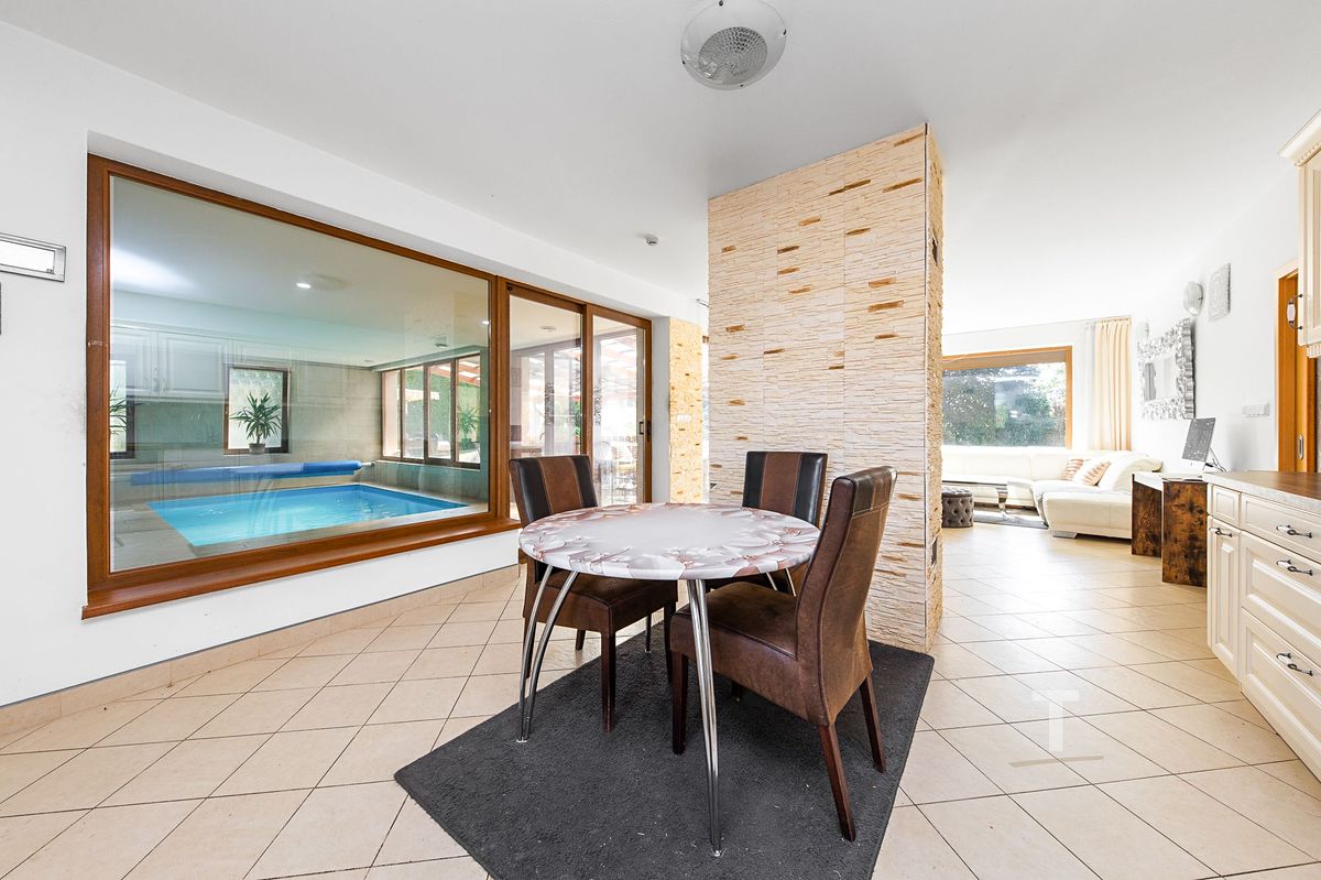 Prodej rodinného domu 280 m², pozemek 1190 m² – fotografie 5