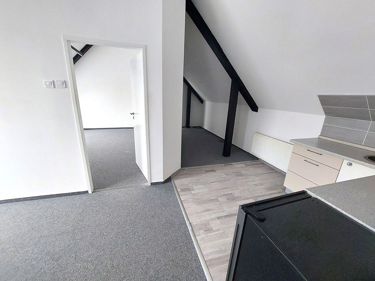 Pronájem kanceláře 100 m² – fotografie 2