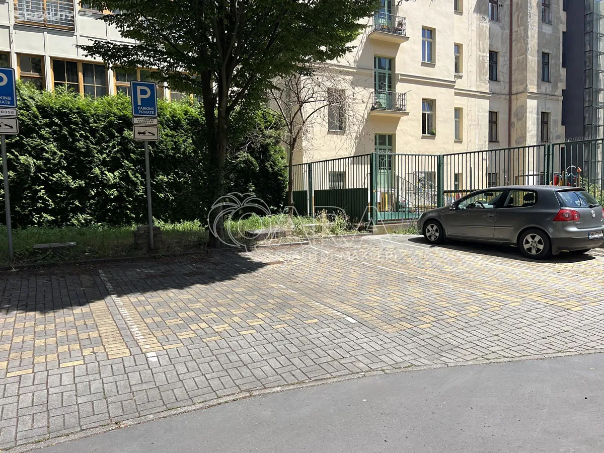 Pronájem garážového stání 12 m², Praha