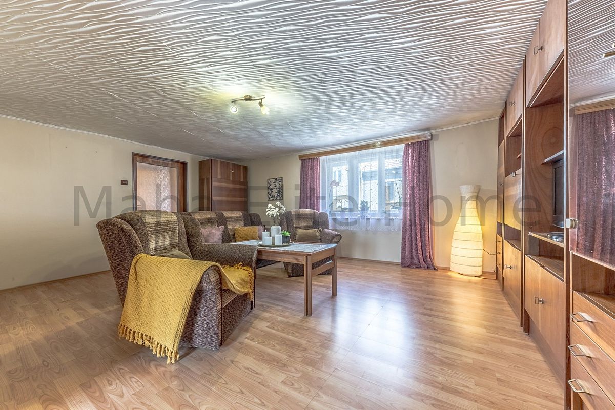 Prodej rodinného domu 241 m², pozemek 163 m² – fotografie 3
