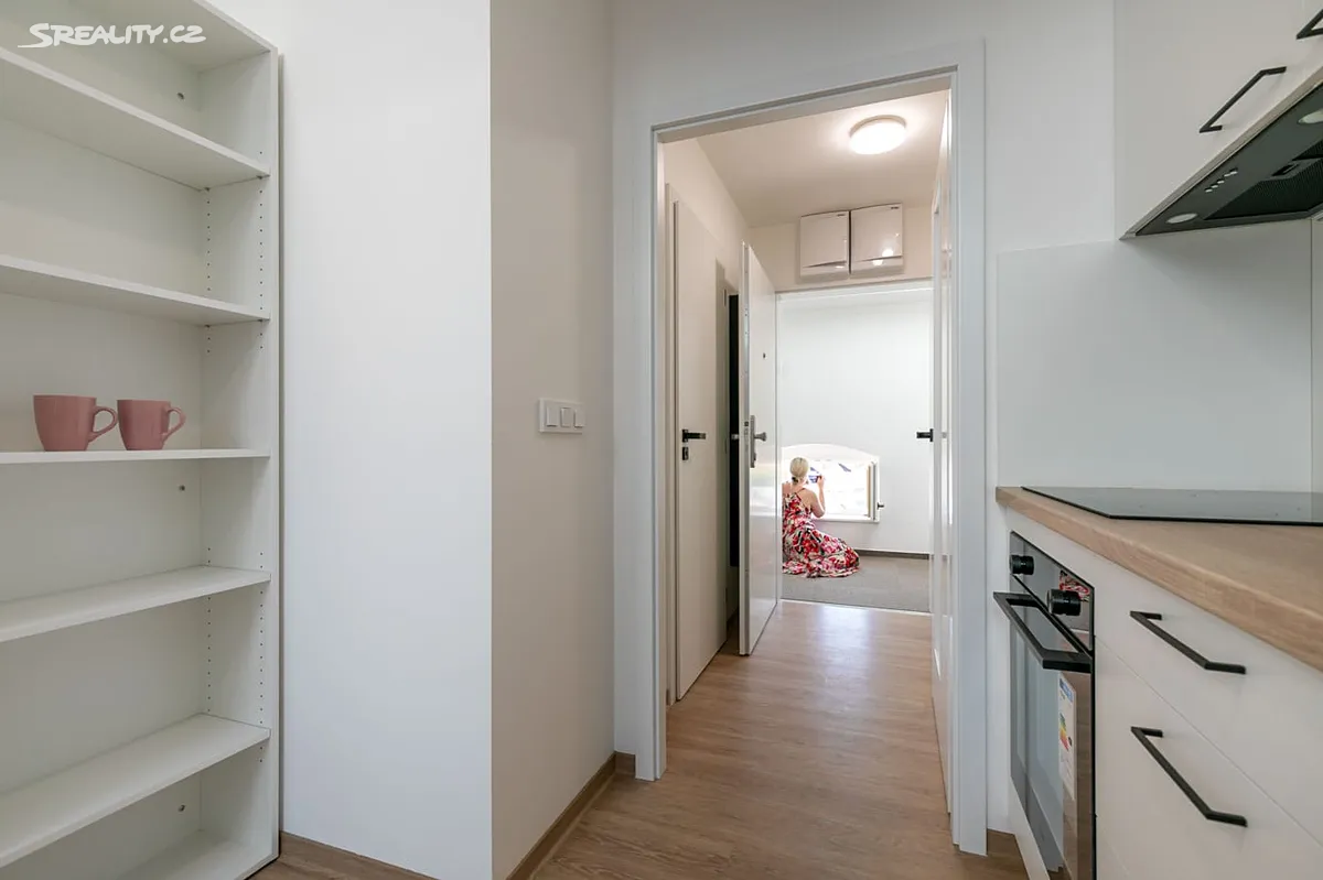 Pronájem bytu 1+kk 36 m² – pohled 2