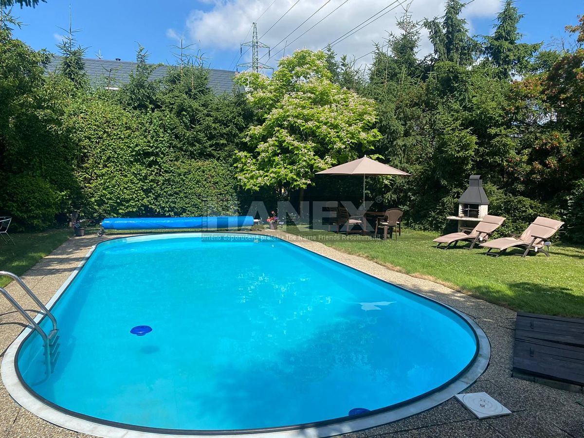 Prodej rodinného domu 192 m², pozemek 925 m² – fotografie 2