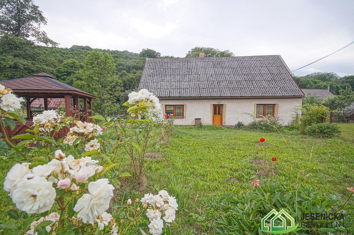Prodej rodinného domu 140 m², pozemek 635 m² – fotografie 2