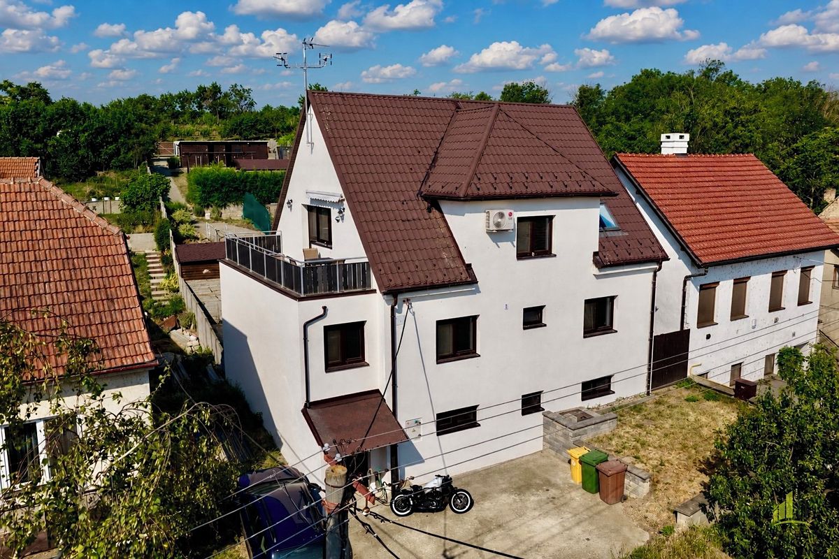 Prodej rodinného domu 281 m², pozemek 1165 m² – fotografie 2