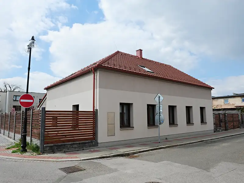Prodej rodinného domu 250 m², pozemek 890 m², Nový Bydžov – náhled fotky 2