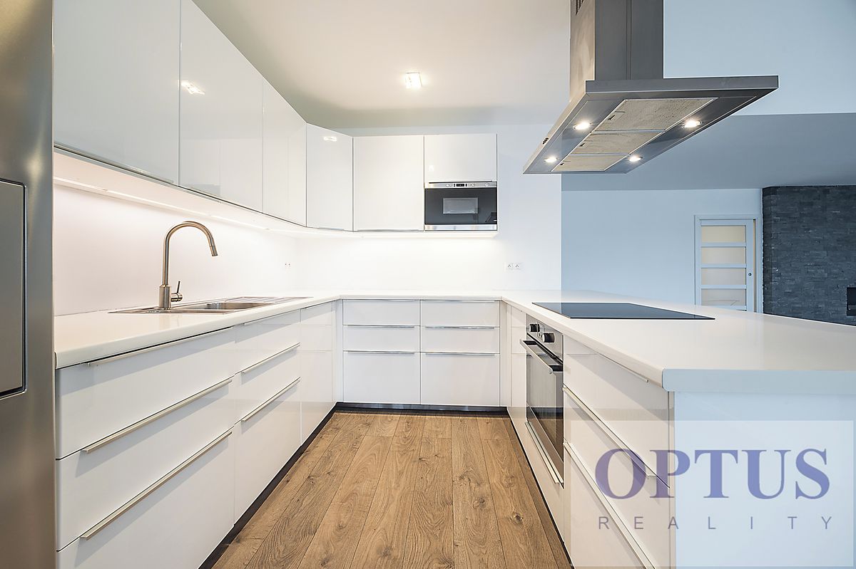 Pronájem bytu 6 pokojů a více 218 m² (Mezonet)