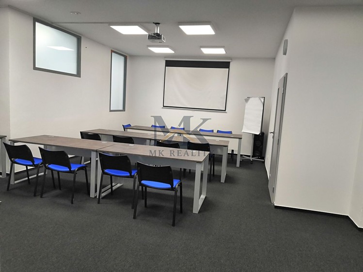 Pronájem komerčního prostoru, 70 m² (1 z 8)