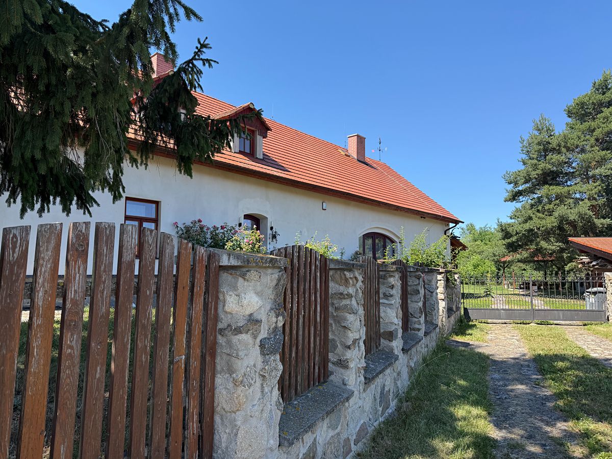 Prodej rodinného domu 550 m², pozemek 2508 m² – fotografie 2