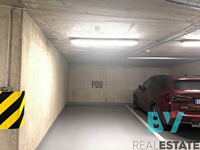 Pronájem garážového stání 15 m²