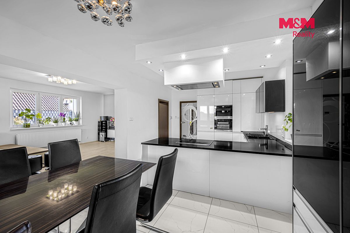 Prodej rodinného domu 206 m², pozemek 501 m² – fotografie 3