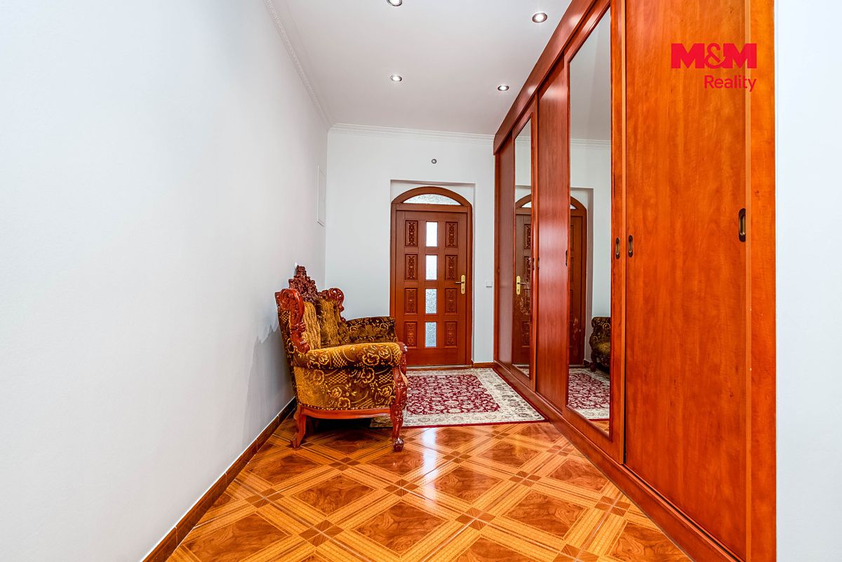 Prodej rodinného domu 269 m², pozemek 673 m² – fotografie 3