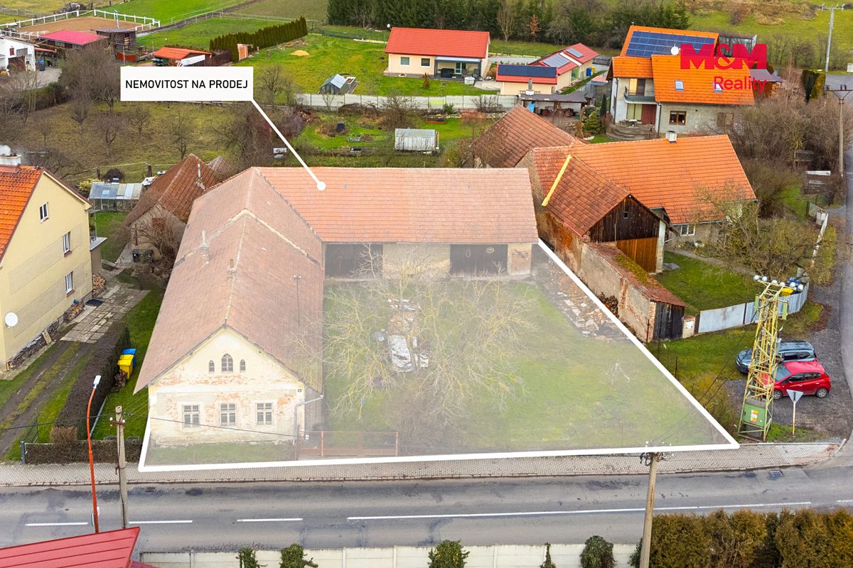 Prodej rodinného domu 253 m², pozemek 917 m² – fotografie 2