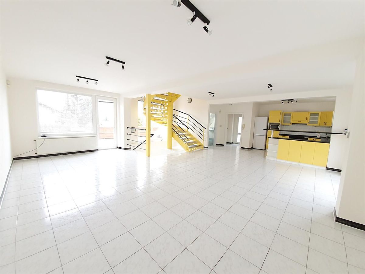 Pronájem rodinného domu 300 m², pozemek 310 m² – fotografie 3