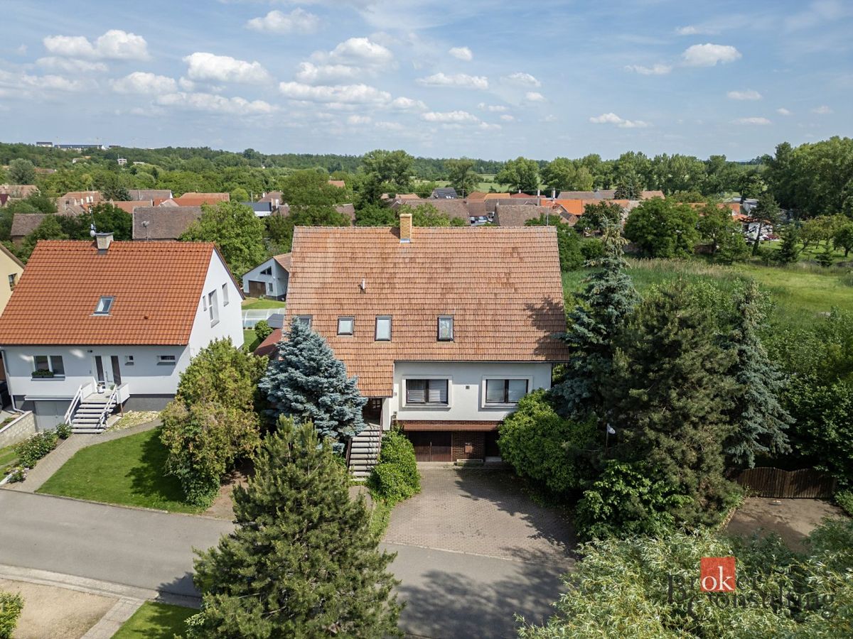 Prodej rodinného domu 402 m², pozemek 932 m² – fotografie 2