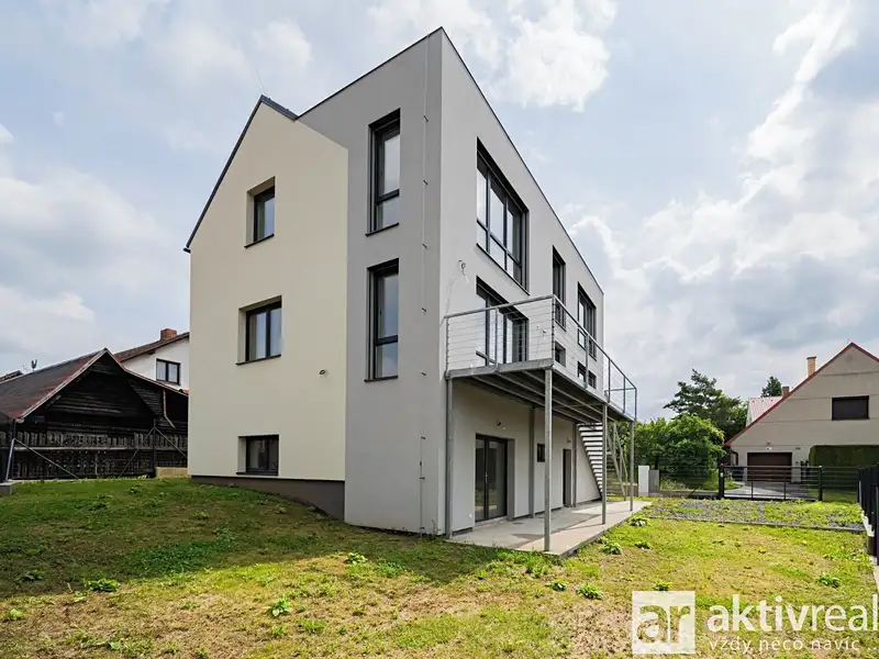 Prodej rodinného domu 248 m², pozemek 390 m², Jevany – náhled fotky 1