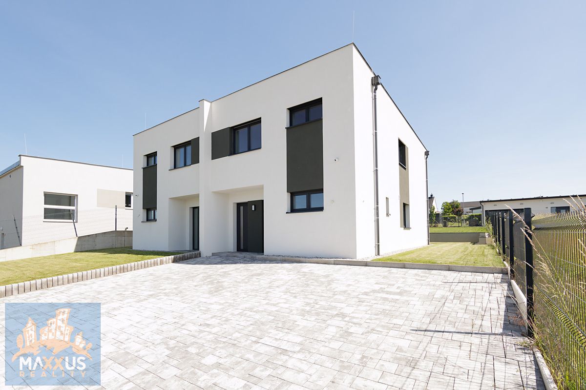 Prodej vícegeneračního domu 280 m², pozemek 857 m² – fotografie 2