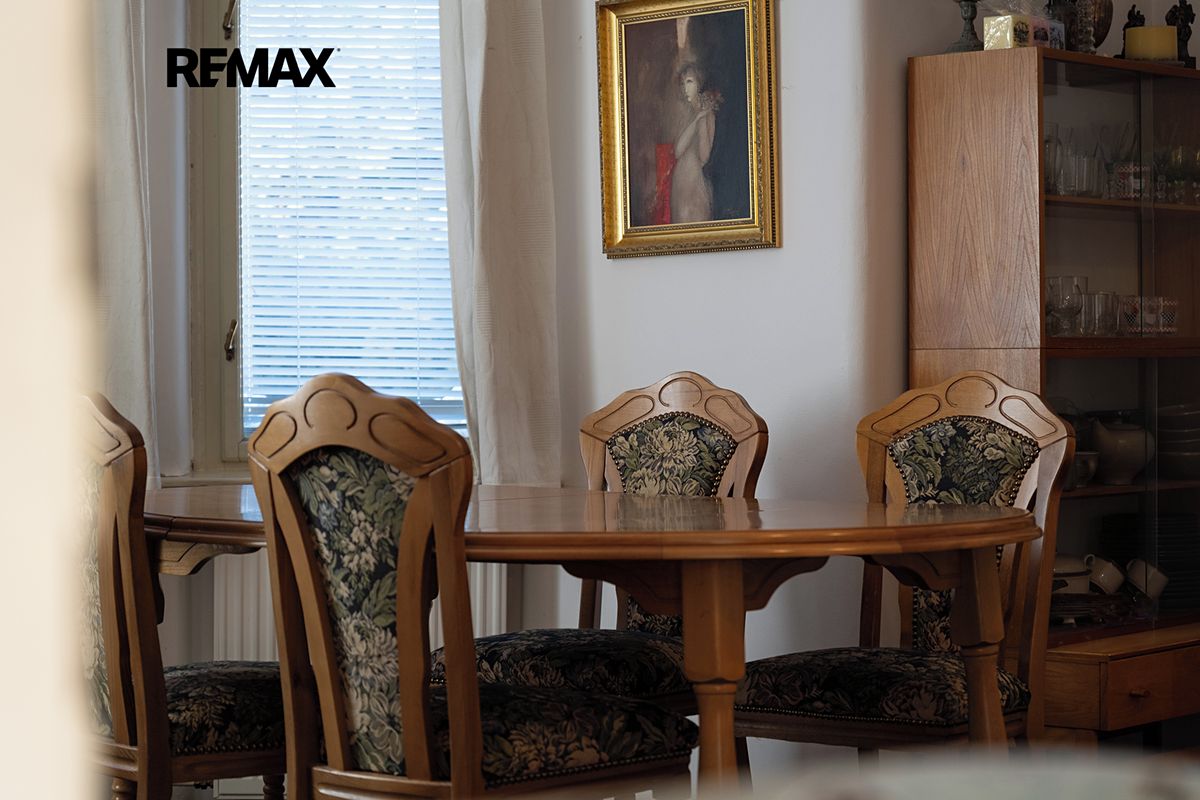 Prodej rodinného domu 280 m², pozemek 1160 m² – fotografie 2