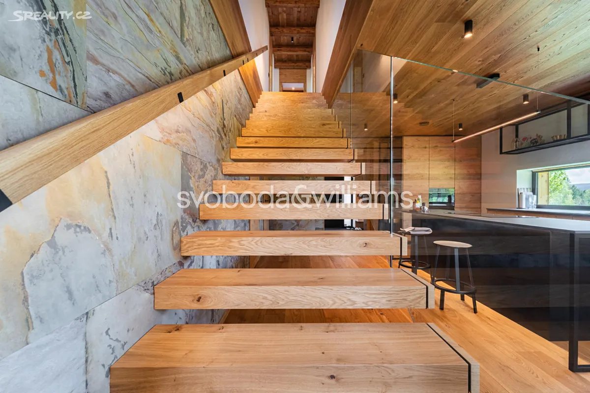 Prodej rodinného domu 303 m², pozemek 1104 m² – další