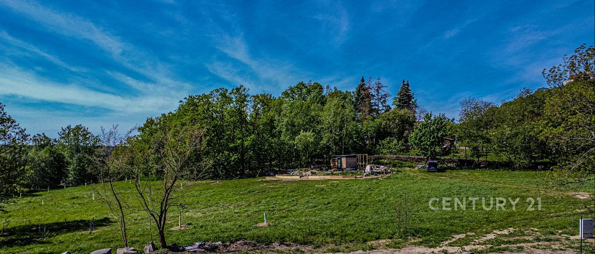 Prodej stavebního pozemku 3010 m², Vysoký Chlumec – fotka 1 z 3