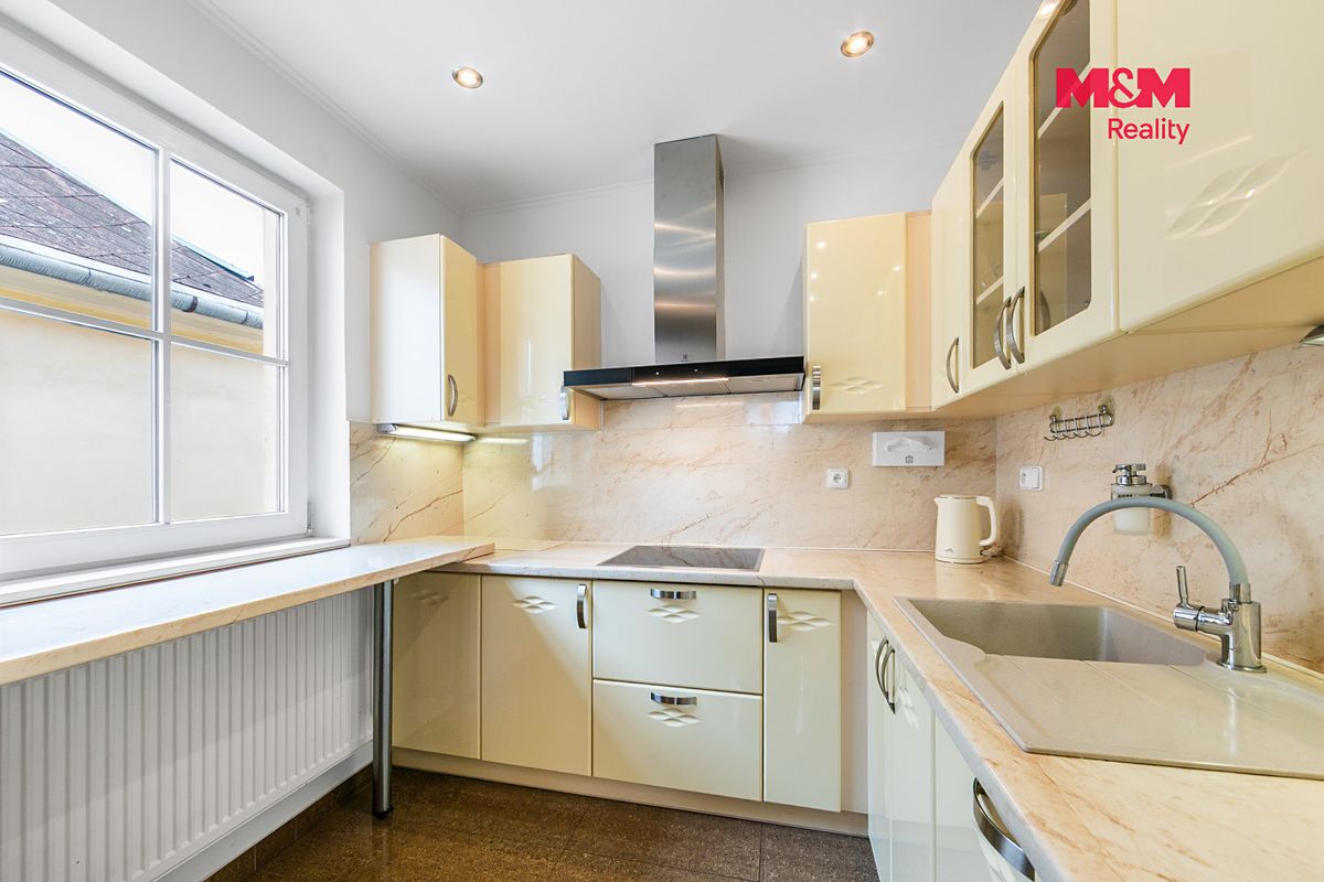 Prodej rodinného domu 197 m², pozemek 220 m² – fotografie 2