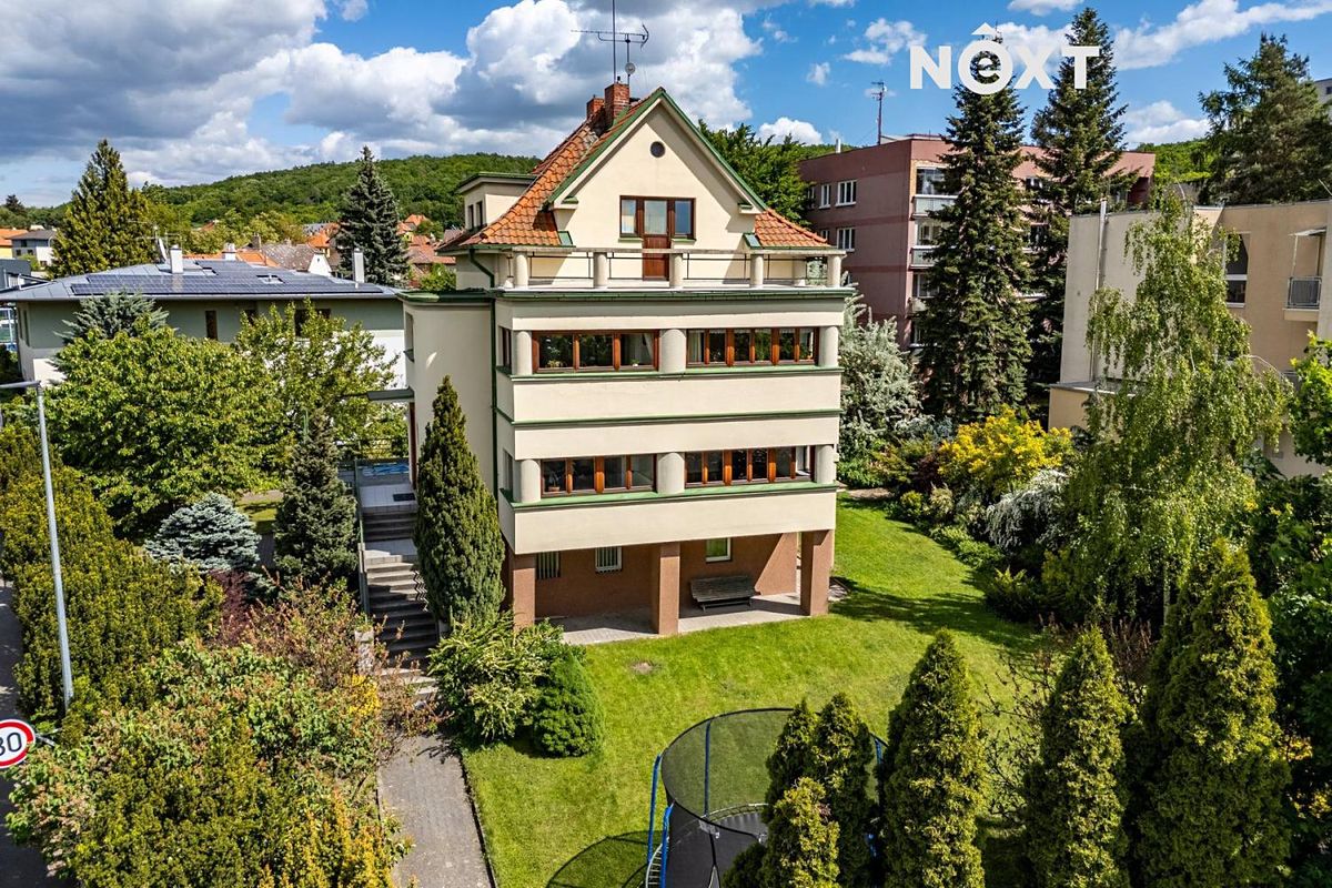 Prodej rodinného domu 300 m², pozemek 1330 m² – fotografie 2