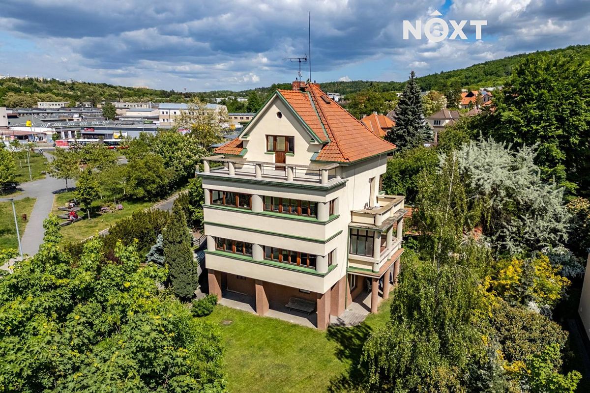 Prodej rodinného domu 300 m², pozemek 1330 m²