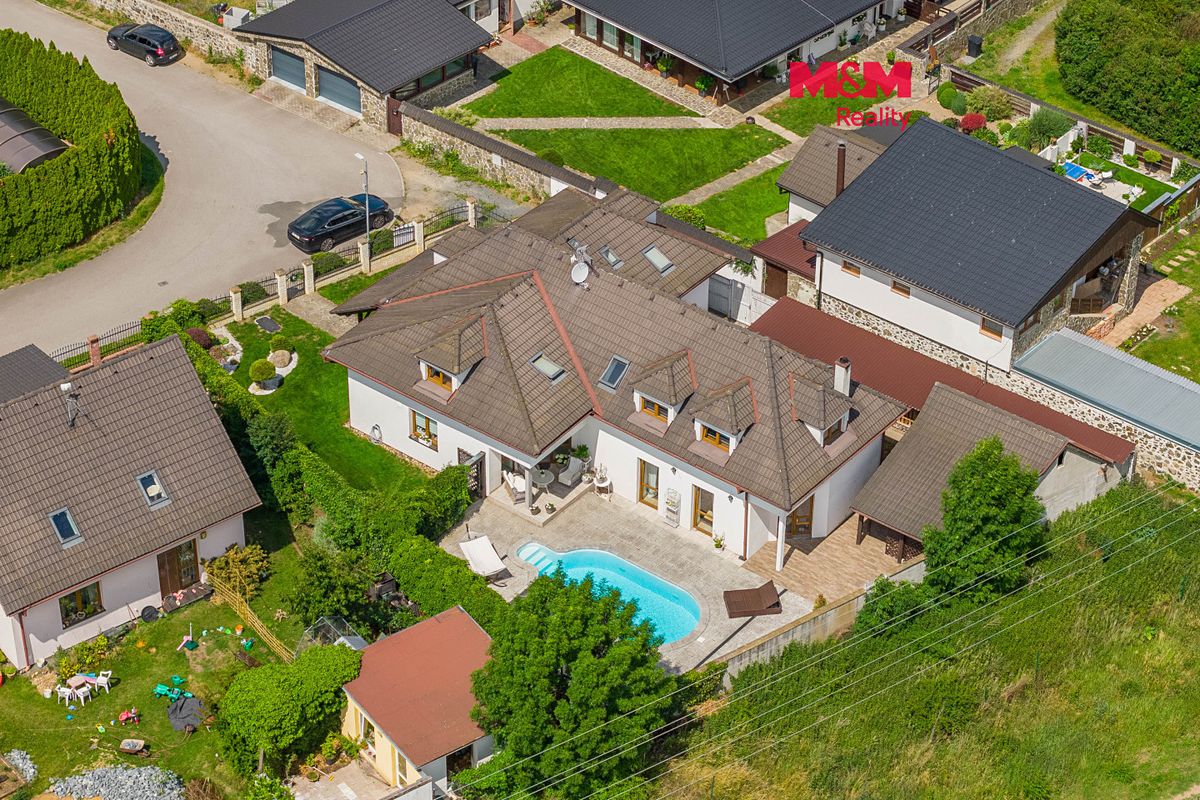 Prodej rodinného domu 360 m², pozemek 667 m²