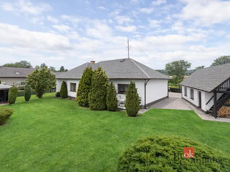 Prodej rodinného domu 255 m², pozemek 1050 m², Pila – náhled fotky 1