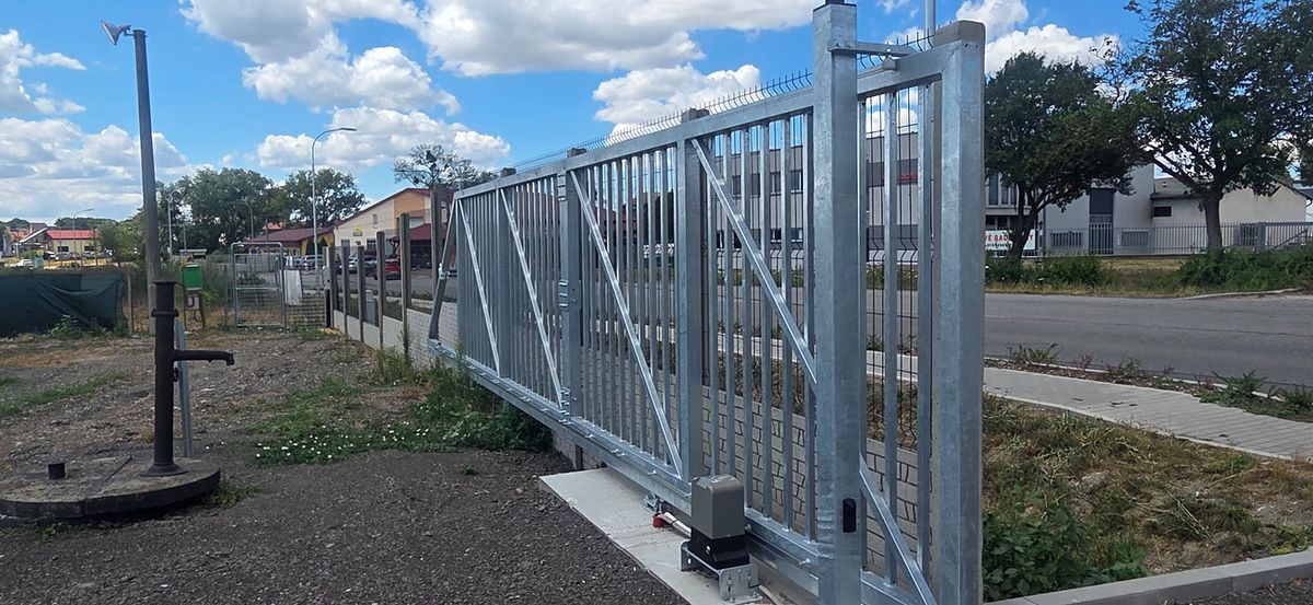 Pronájem komerčního pozemku 1900 m²