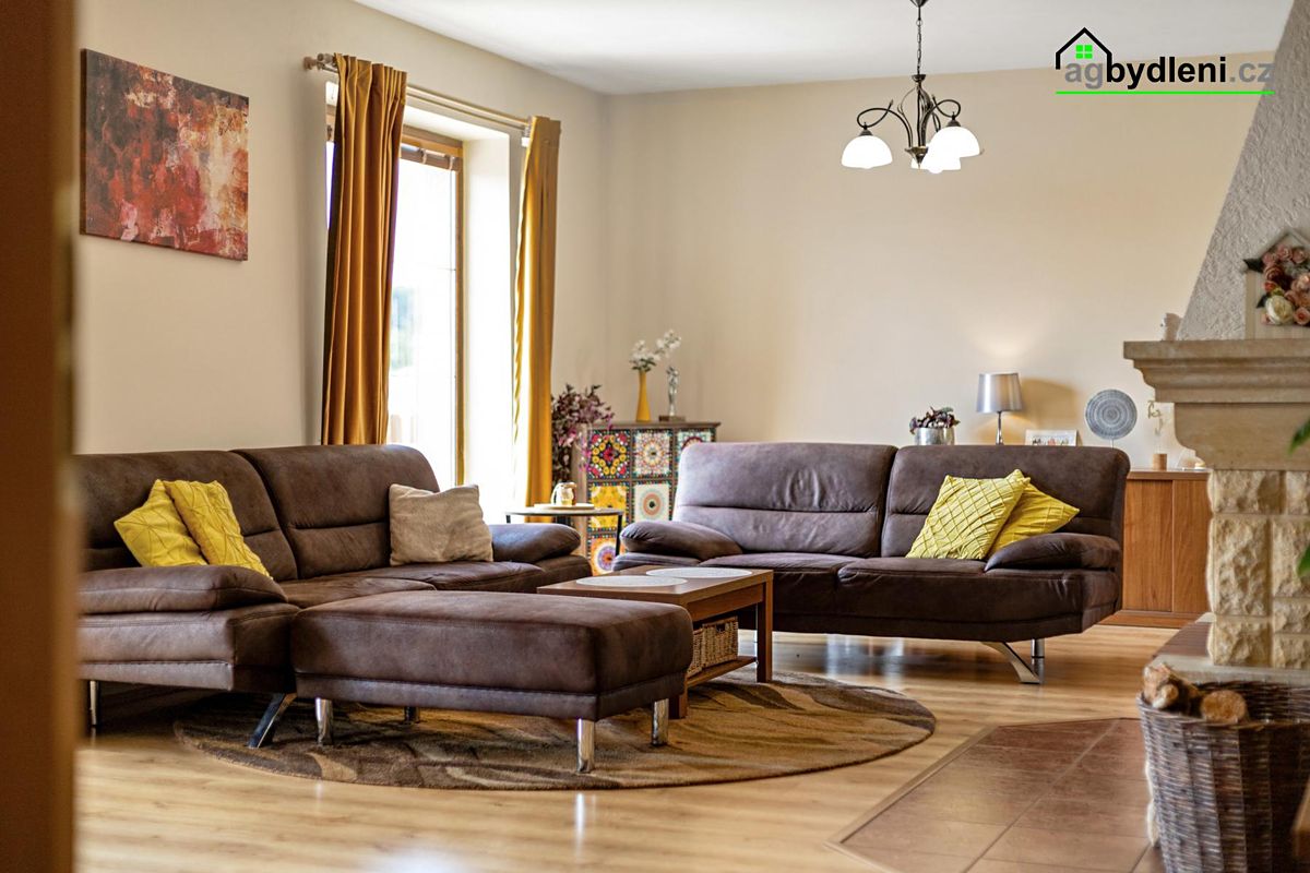 Prodej rodinného domu 249 m², pozemek 992 m² – fotografie 3